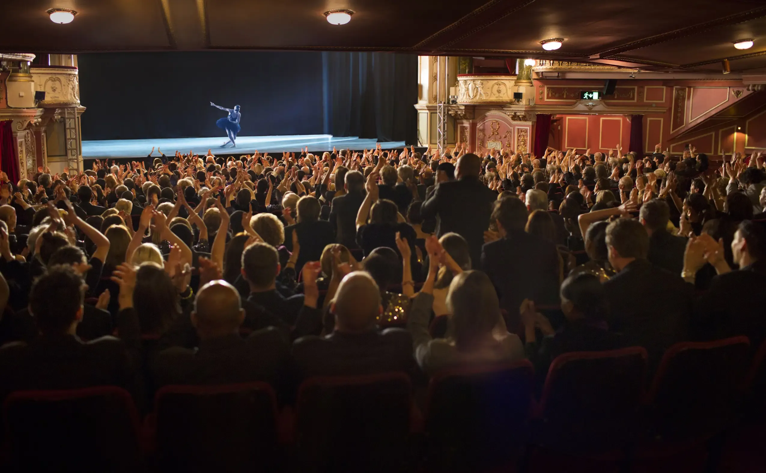 Bühnentheater. Ende der Vorstellung,. Menschen applaudieren.