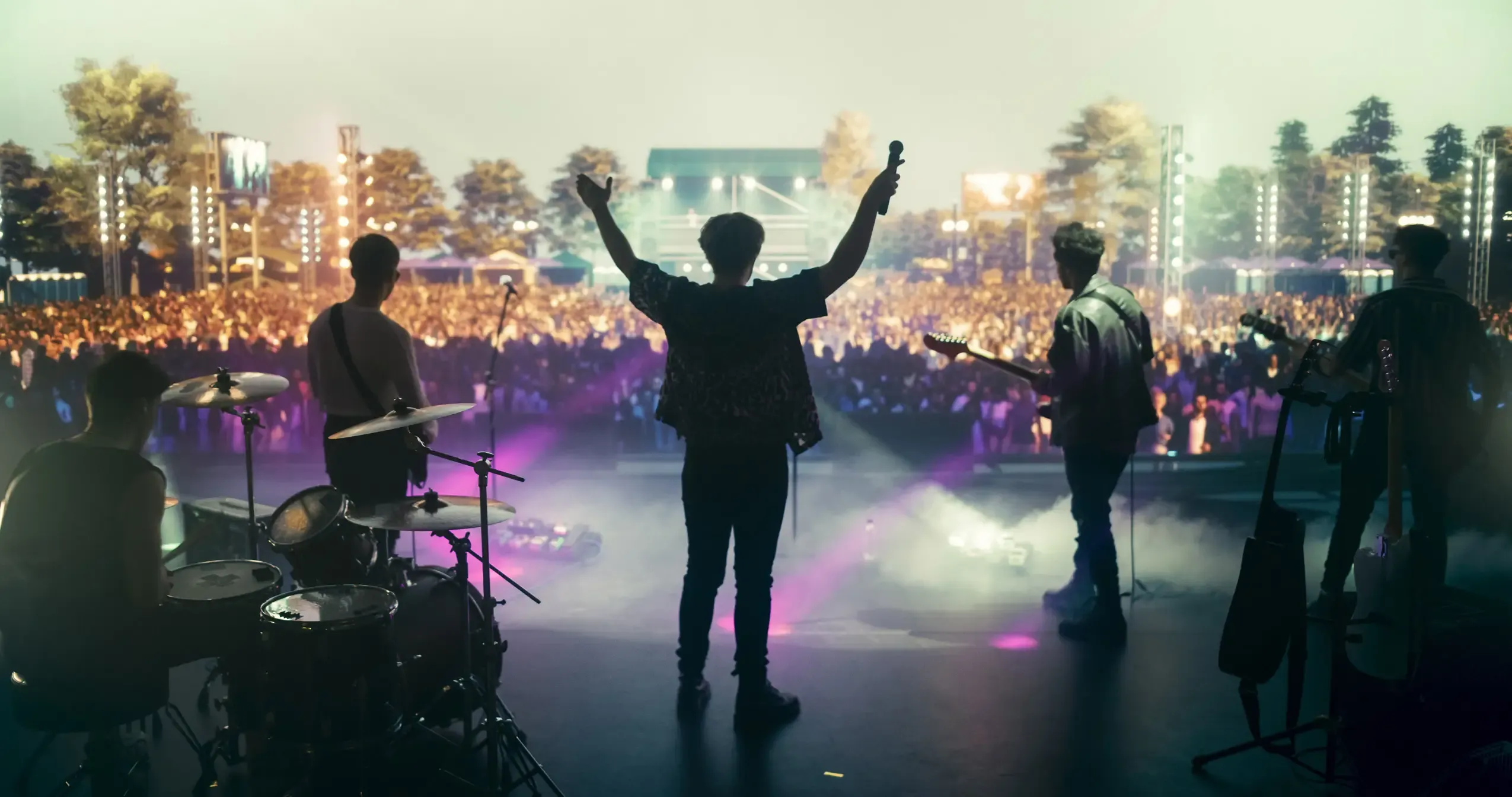 Festivalbühne mit Künstler und Publikum